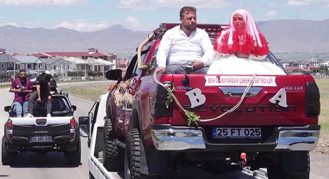Gelin almaya çekiciye yüklediği off-road aracıyla gitti