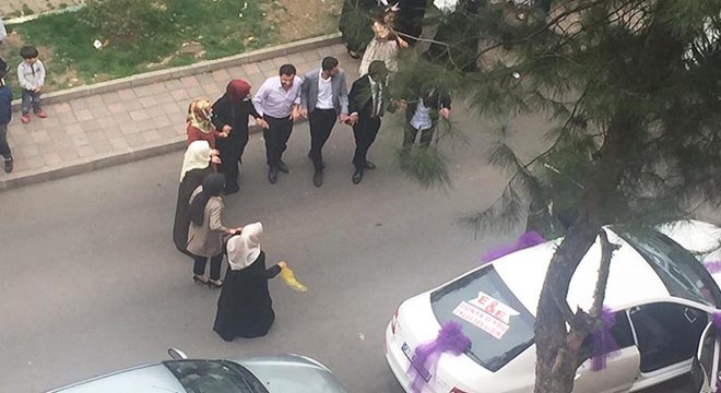 Gelin almaya giden damat ve ailesinin maskesiz halayı kamerada