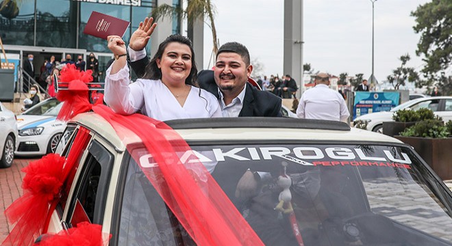 Gelin arabasına 'Türkiye'ye aşkımızı duyurduk' yazdı