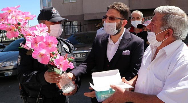 Gelin çıkarmaya gidenler, polisin çaldığı şarkıyla göbek attı