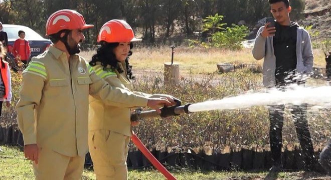 Gelinlik ve damatlık yerine yangın söndürme tulumu giydiler
