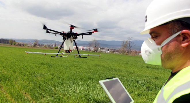 Geliştirdiği sistemle tarlalarda drone ile ilaçlama yapabiliyor