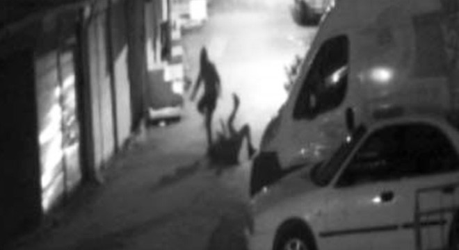 Genç kadına çakmaklı gasp kamerada