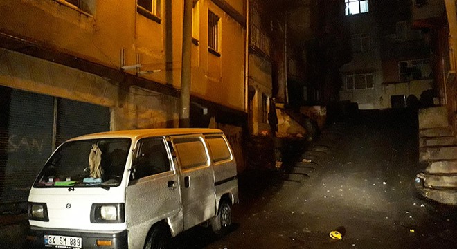Genç kadını öldürüp evi ateşe verdiler