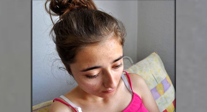 Genç kız evine giderken arıların saldırısına uğradı