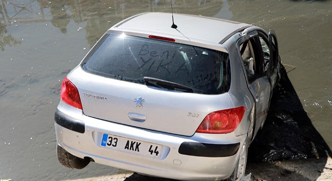 Genç kız, otomobiliyle su kanalına uçtu