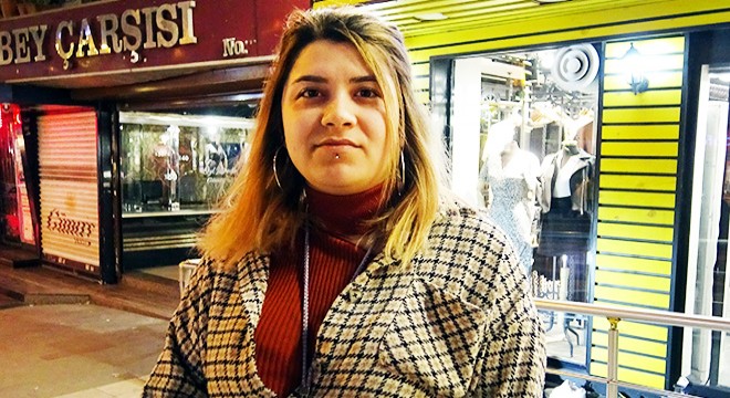 Genç kızların kedi kavgası