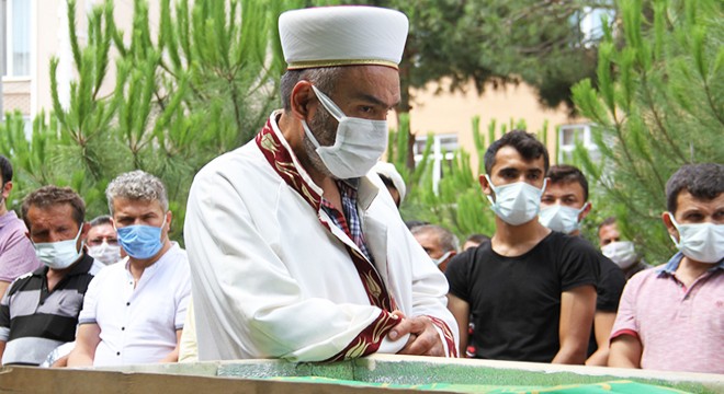Genç öğretmenin cenaze namazını, imam babası kıldırdı
