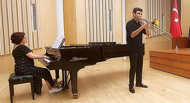 Genç sanatçıya İngiltere'den çifte ödül