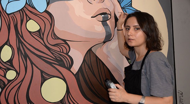 Genç ressam kafe duvarlarını resimleriyle süslüyor