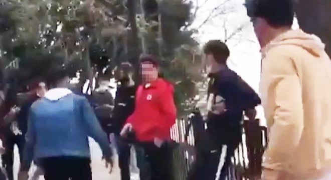 Gençler kavga etti, kızlar, 'Oh, vurun, yapıştırın' diyerek, seslendi