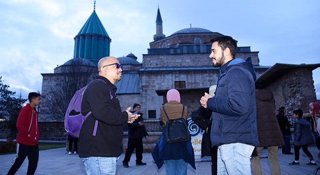 Gençler, turistlerle konuşarak yabancı dillerini geliştiriyor