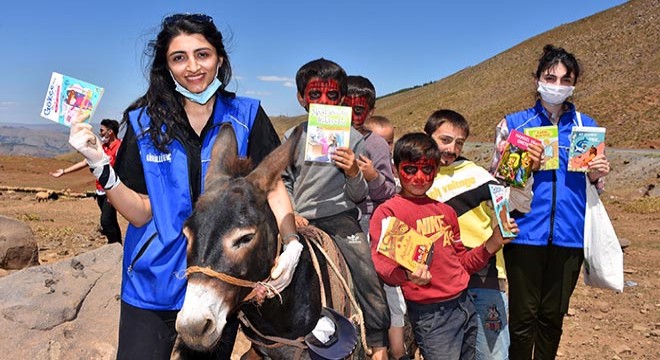 Gençlerden yaylacılara sürpriz ziyaret