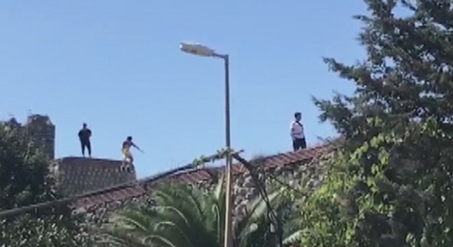 Gençlerin surlardaki tehlikeli oyunu kamerada
