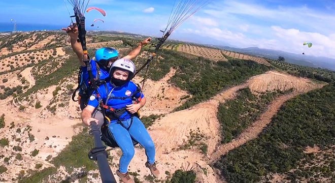 Gençlerin ayakları yamaç paraşütüyle yerden kesildi