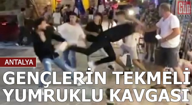 Gençlerin tekmeli yumruklu kavgası kamerada