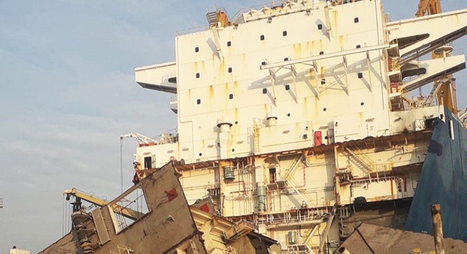 Geri dönüşüm için getirilen gemiden akaryakıt çıktı