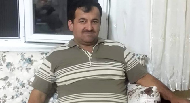 Geri manevra yaptığı traktörüyle dereye yuvarlanıp öldü