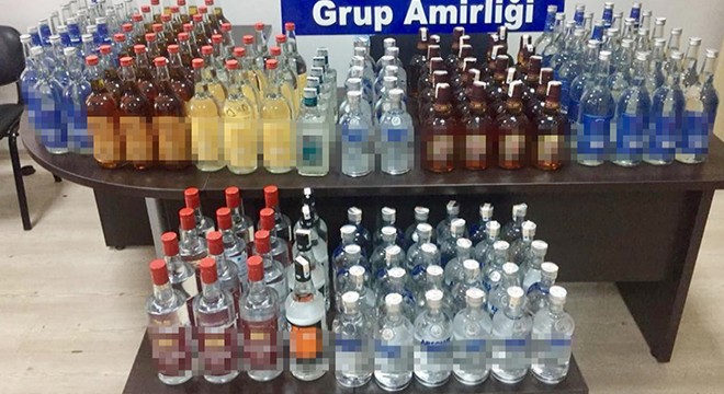 Gezi teknesine kaçak içki servisine baskın