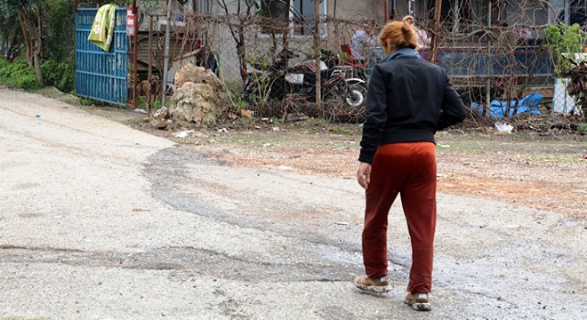 Girdiği derede balçığa saplanan genç kızı, itfaiye kurtardı