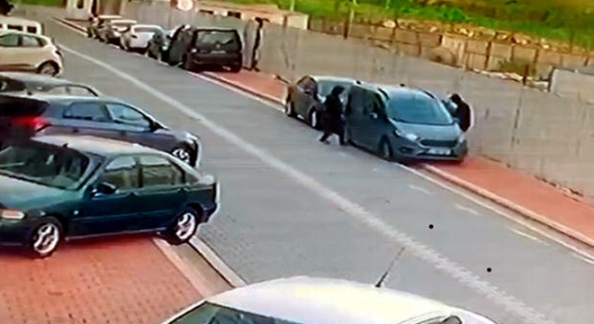 Girdikleri evde telefon ile anahtarını aldıkları otomobili çaldılar