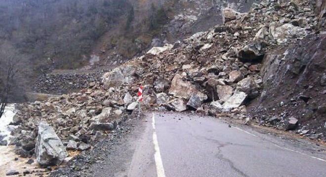 Giresun’da heyelan yolu kapattı