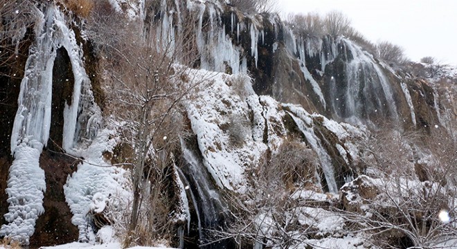 Girlevik Şelalesi 'buz dağı' gibi