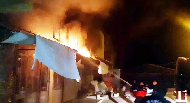 Giyim mağazasındaki yangın, yarım saatte söndürüldü