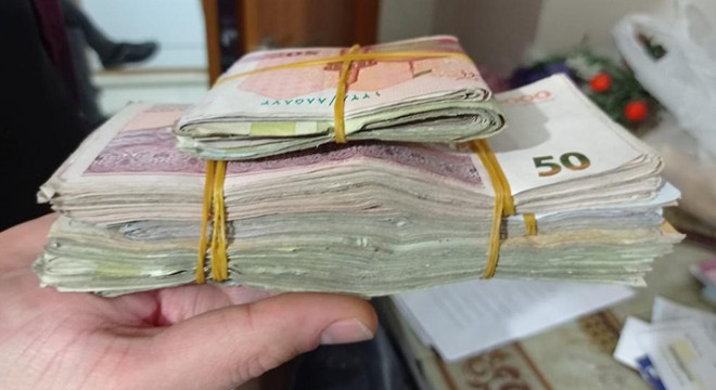 Göçmen kaçakçılarının evinde 55 bin 900 TL ele geçirildi