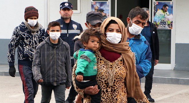 Göçmen kaçakçıları: Yolda görüp minibüse aldık