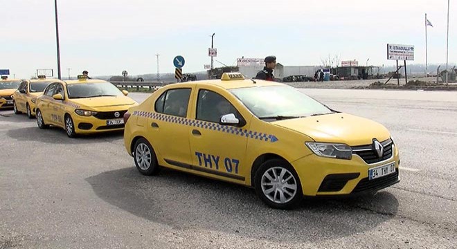 Göçmenler taksilerle Edirne'ye ilerliyor