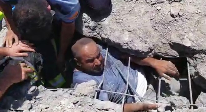Göçük altında kalan 2 işçiyi itfaiye kurtardı