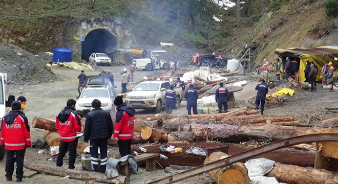 Göçük altında kalan maden işçisine ulaşılmaya çalışılıyor