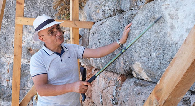 Godina'nın yıktığı tarihi kalenin surlarını devlet onarıyor