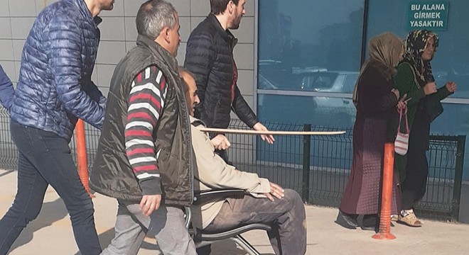 Göğsüne saplanan tahta parçasıyla hastaneye kaldırıldı
