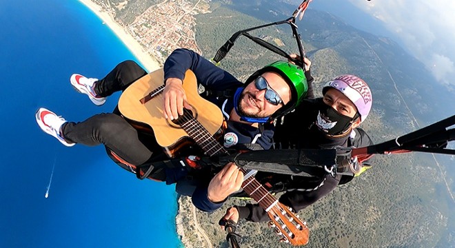 Gökyüzünde gitar resitali
