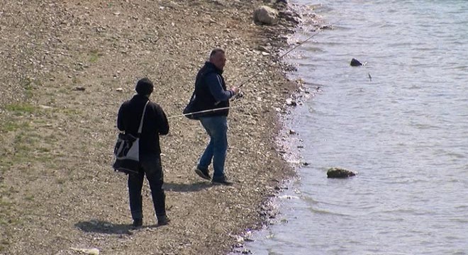 Göl kenarında piknik yapıp balık tuttular
