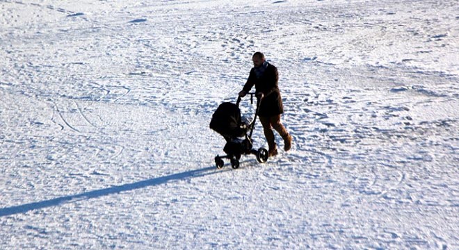 Gölcük'te buz tutan göl üzerinde tehlikeli yürüyüş