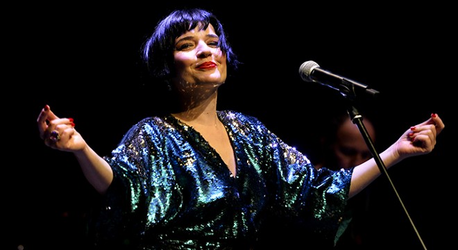 Gonca Vuslateri'den eğlenceli canlı performans