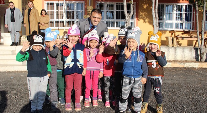 Gönüllü annelerden çocuklara hediye