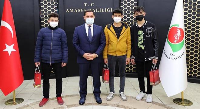 Gönüllü aşı elçisi 3 liseli, 'ikna' turunda