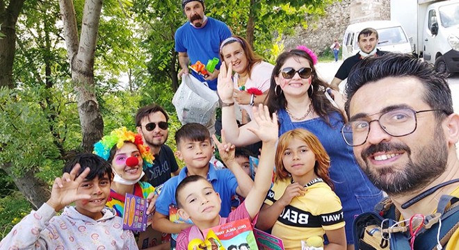 Gönüllü gezginler, 1500 çocuğu dağıttıkları oyuncaklarla sevindirdi