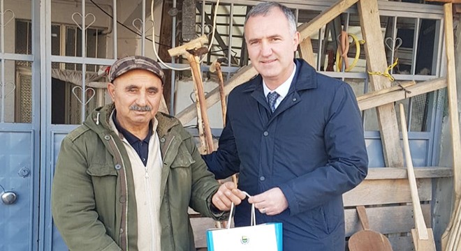 Gönüllü olarak sokakları temizleyen vatandaşa başkandan ziyaret