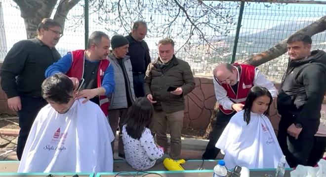 Gönüllü berberler depremzedelerle buluştu