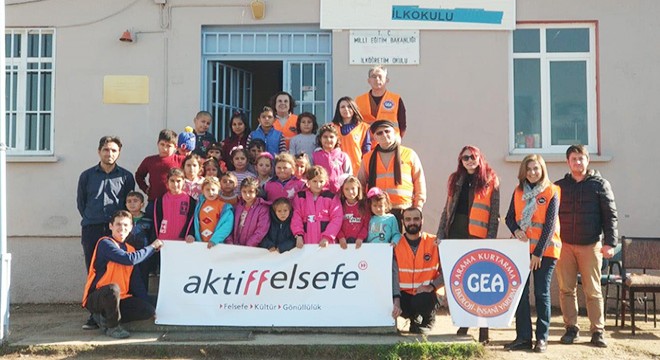 Gönüllülerden köy okuluna yardım