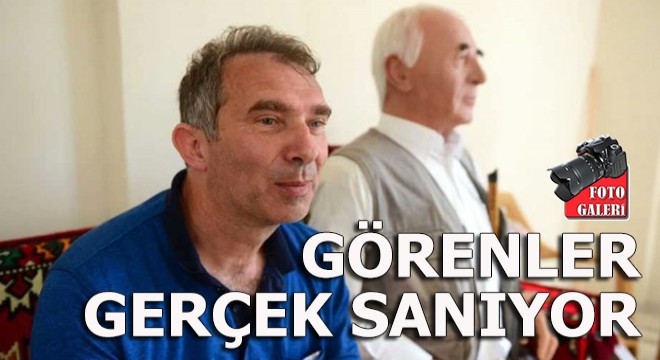 Görenler gerçek sanıyor! Vefat eden babasının heykeliyle yaşıyor