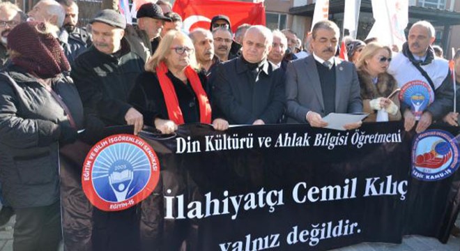 Görevden uzaklaştırılan din kültürü öğretmeni için protesto