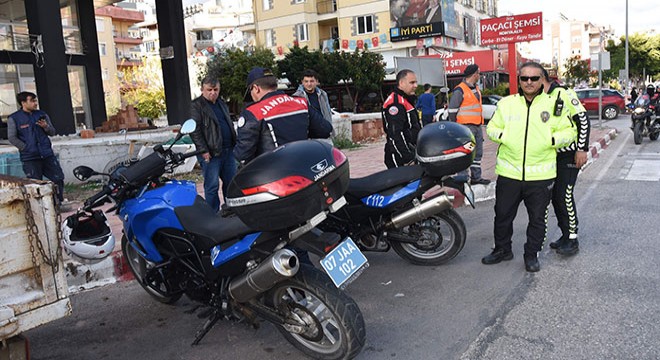 Göreve giden jandarma timi kaza yaptı