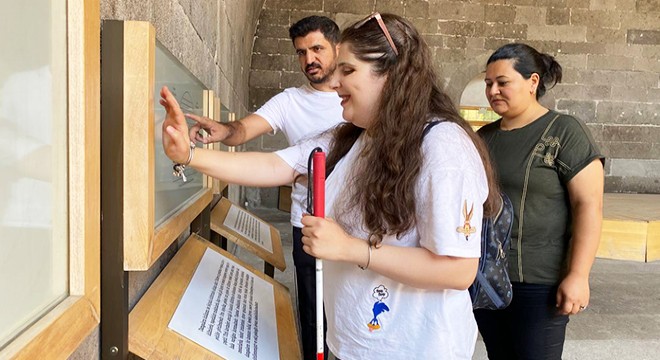 Görme engelli Selin'in 'müze gezme' hayali gerçekleşti