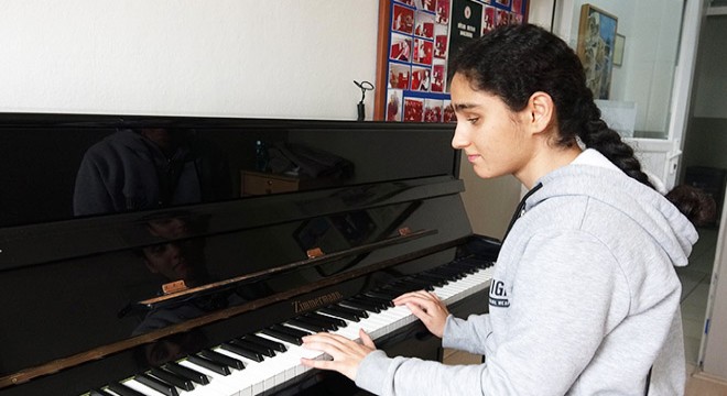 Görme engelli depremzede Damlagül'ün hayali piyanist olmak